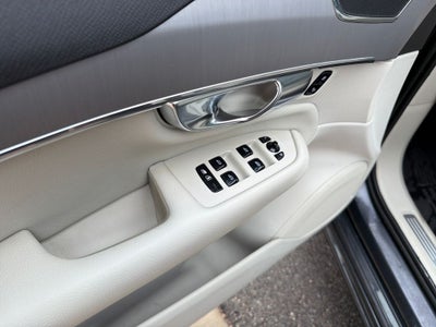 2022 Volvo XC90 T5 Momentum