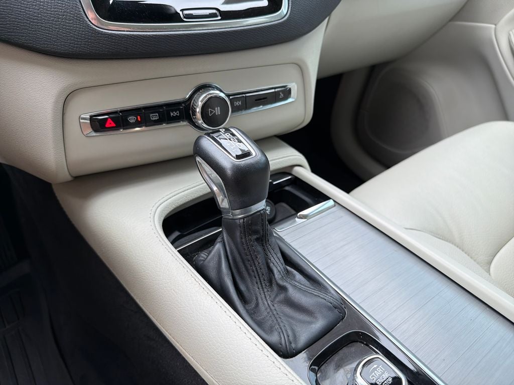 2022 Volvo XC90 T5 Momentum