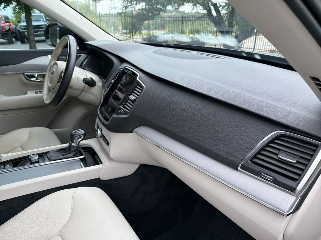 2022 Volvo XC90 T5 Momentum