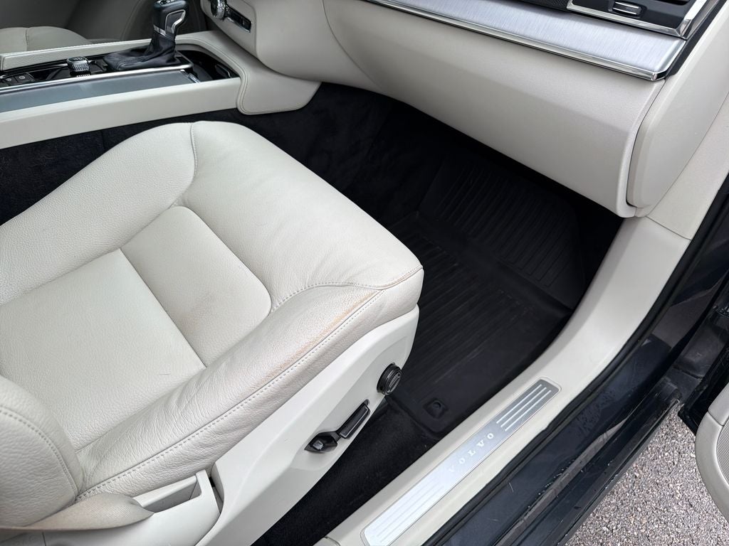 2022 Volvo XC90 T5 Momentum