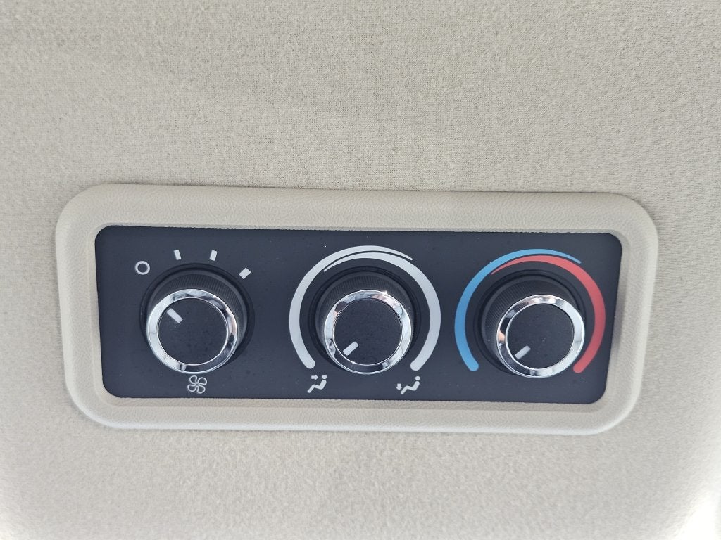 2025 Chevrolet Express Passenger 1LS