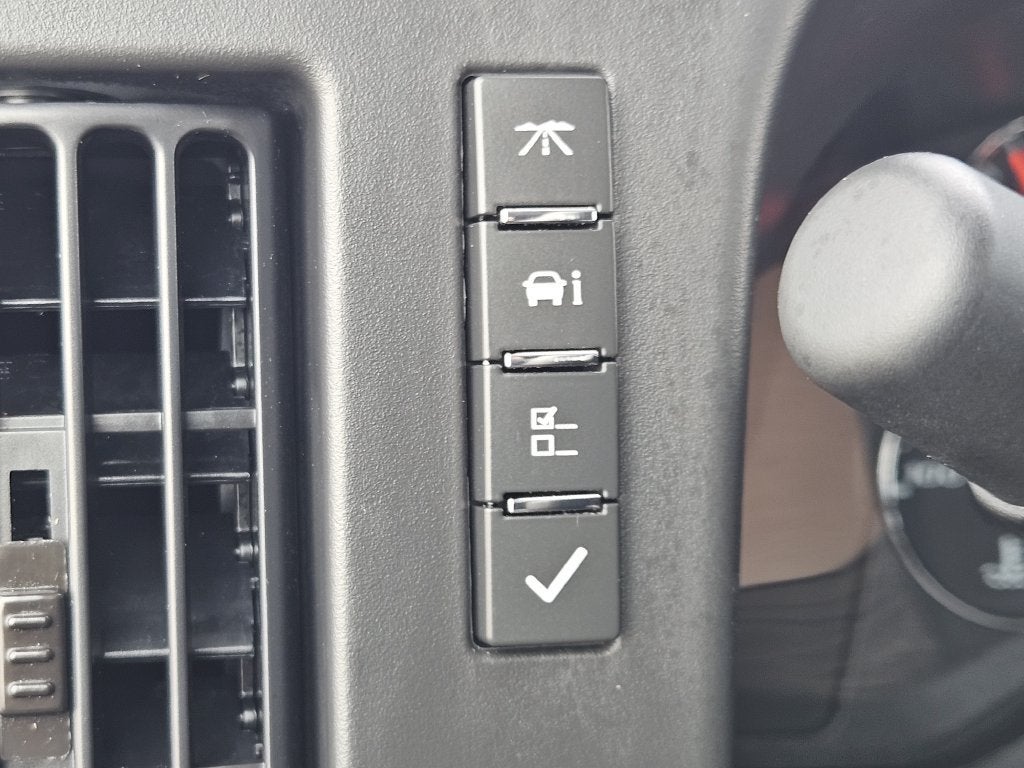 2025 Chevrolet Express Passenger 1LS