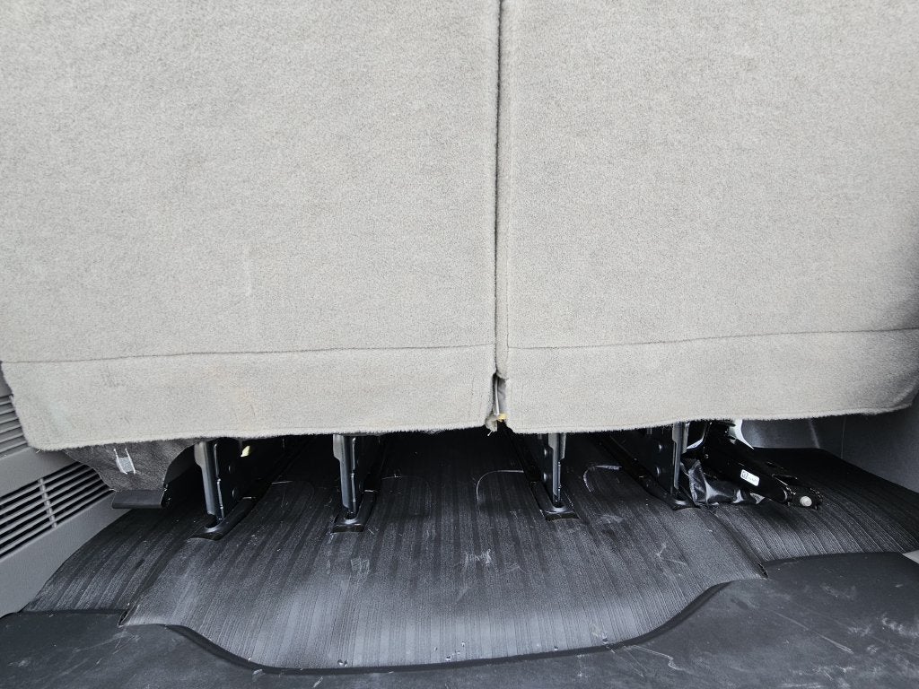 2025 Chevrolet Express Passenger 1LS