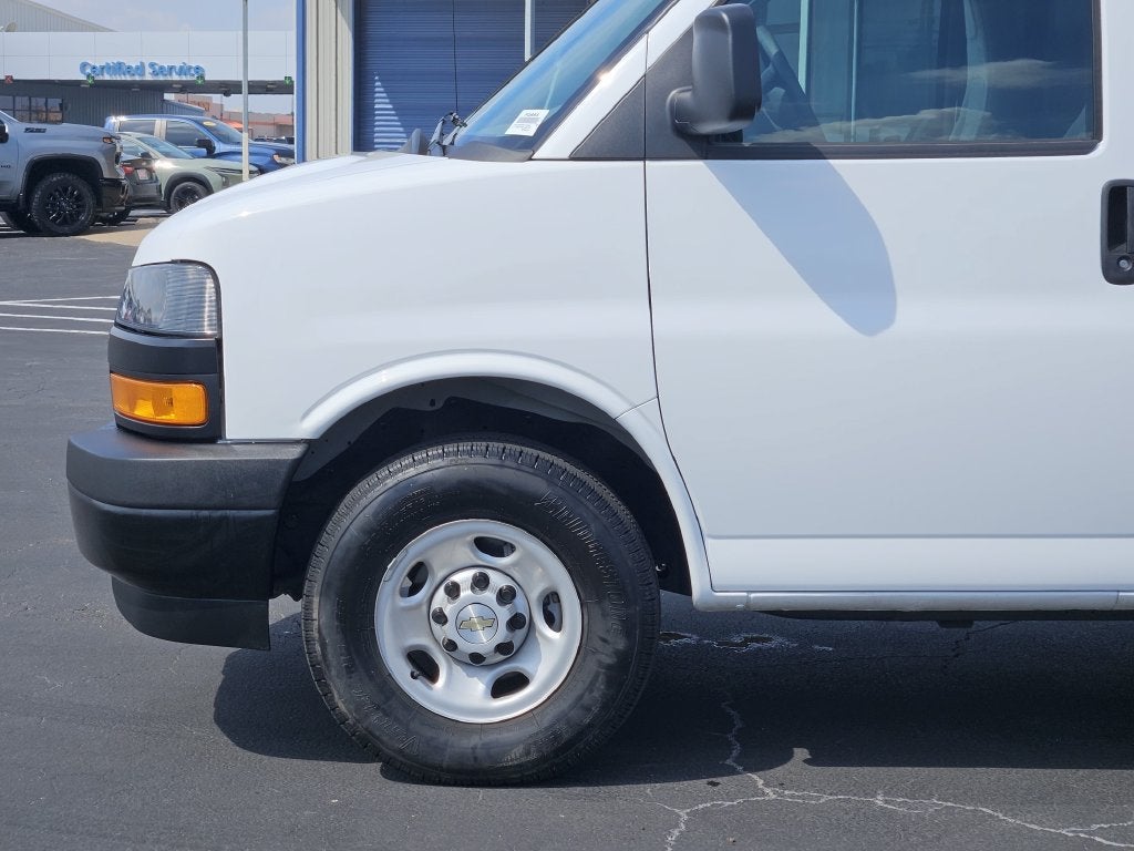 2025 Chevrolet Express Passenger 1LS