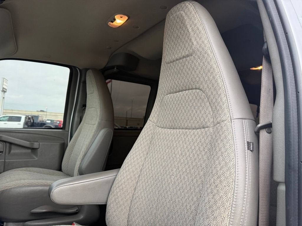 2024 Chevrolet Express Passenger 3500 1LT