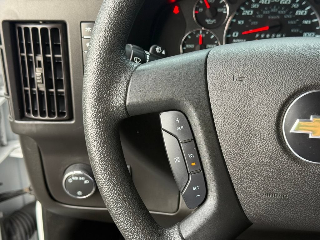 2024 Chevrolet Express Passenger 3500 1LT