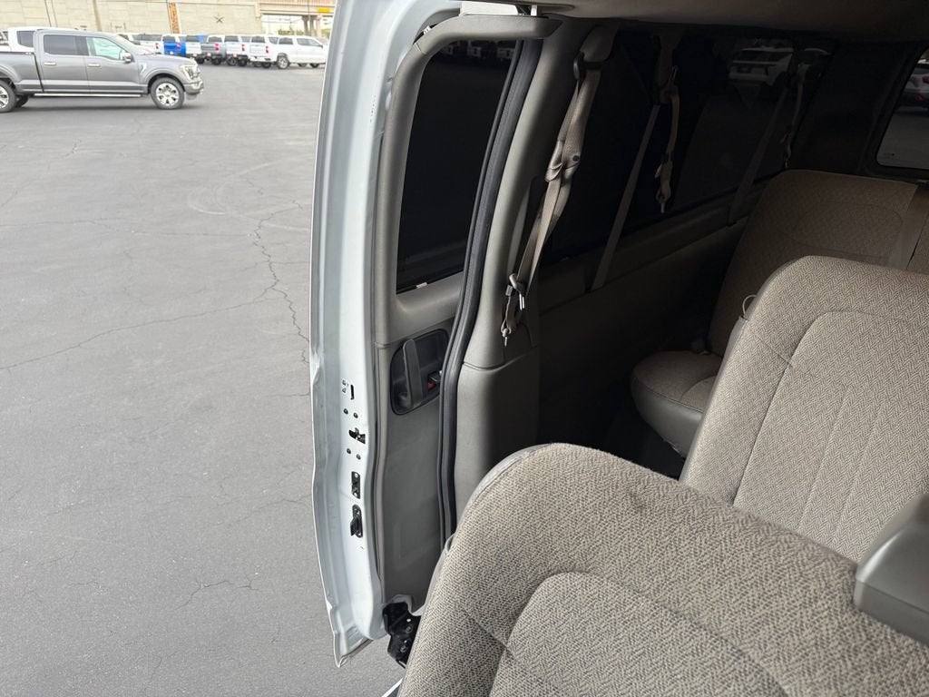 2024 Chevrolet Express Passenger 3500 1LT