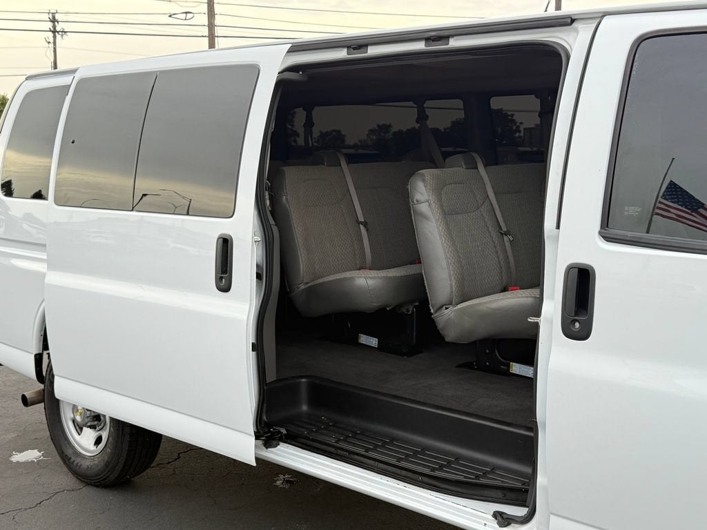 2024 Chevrolet Express Passenger 3500 1LT