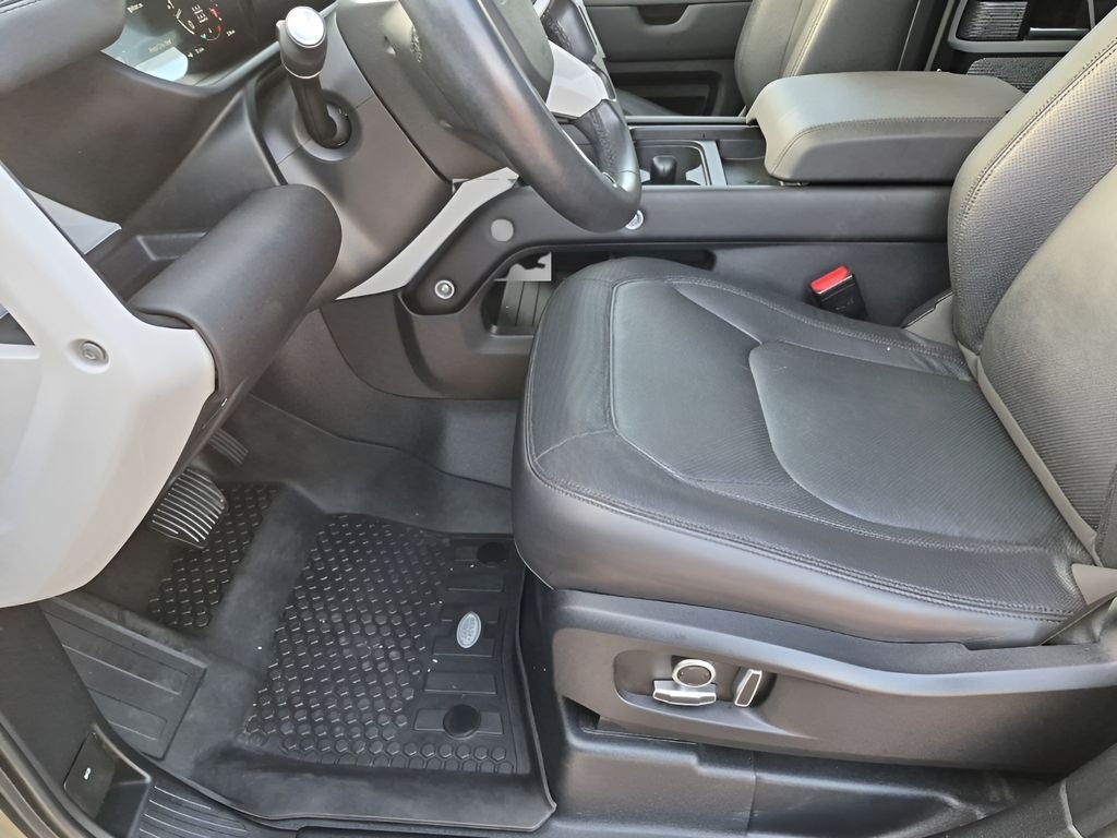 2024 Land Rover Defender 130 X-Dynamic SE