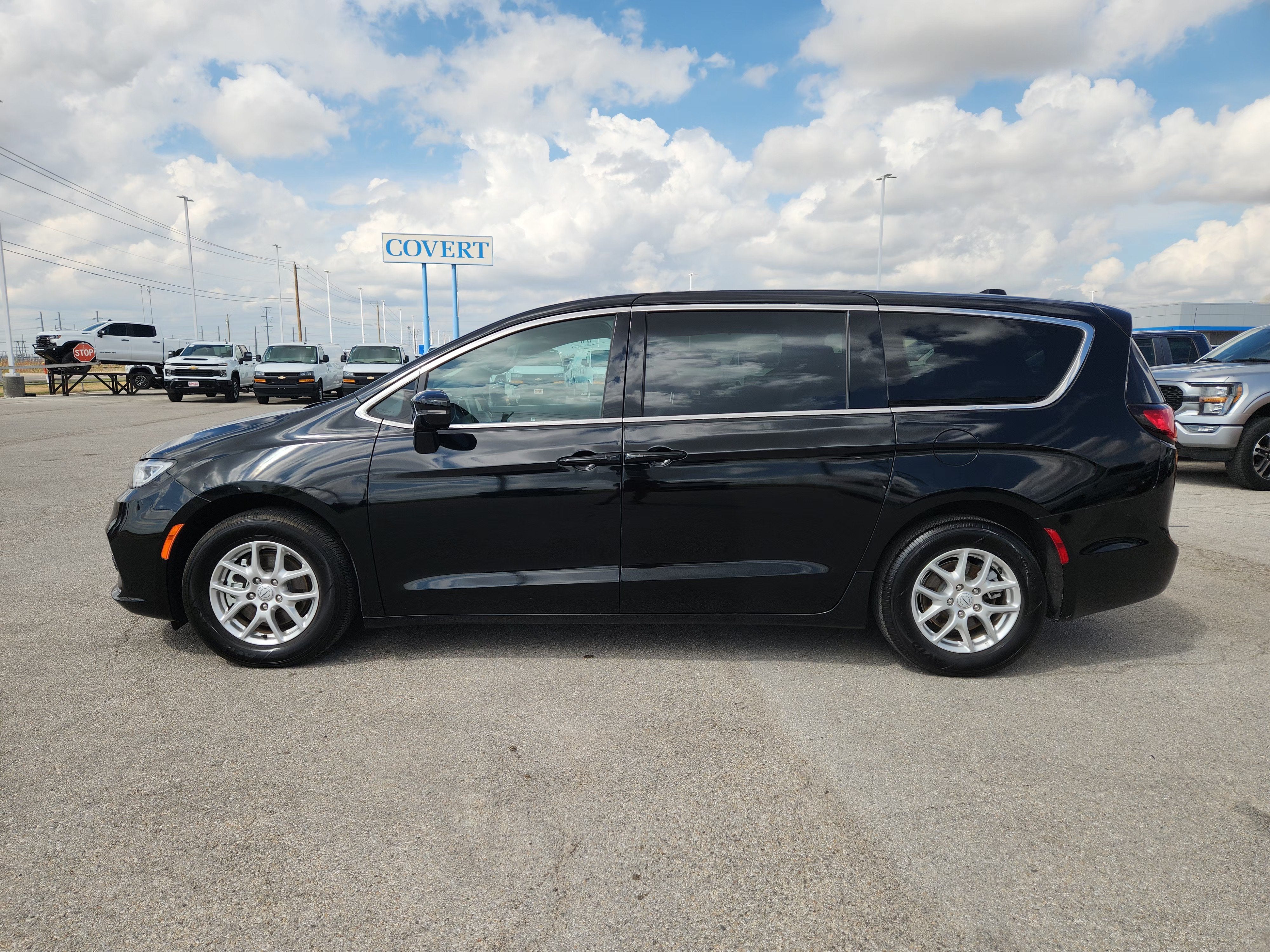 2025 Chrysler Pacifica Select