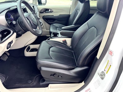 2024 Chrysler Pacifica Hybrid Select