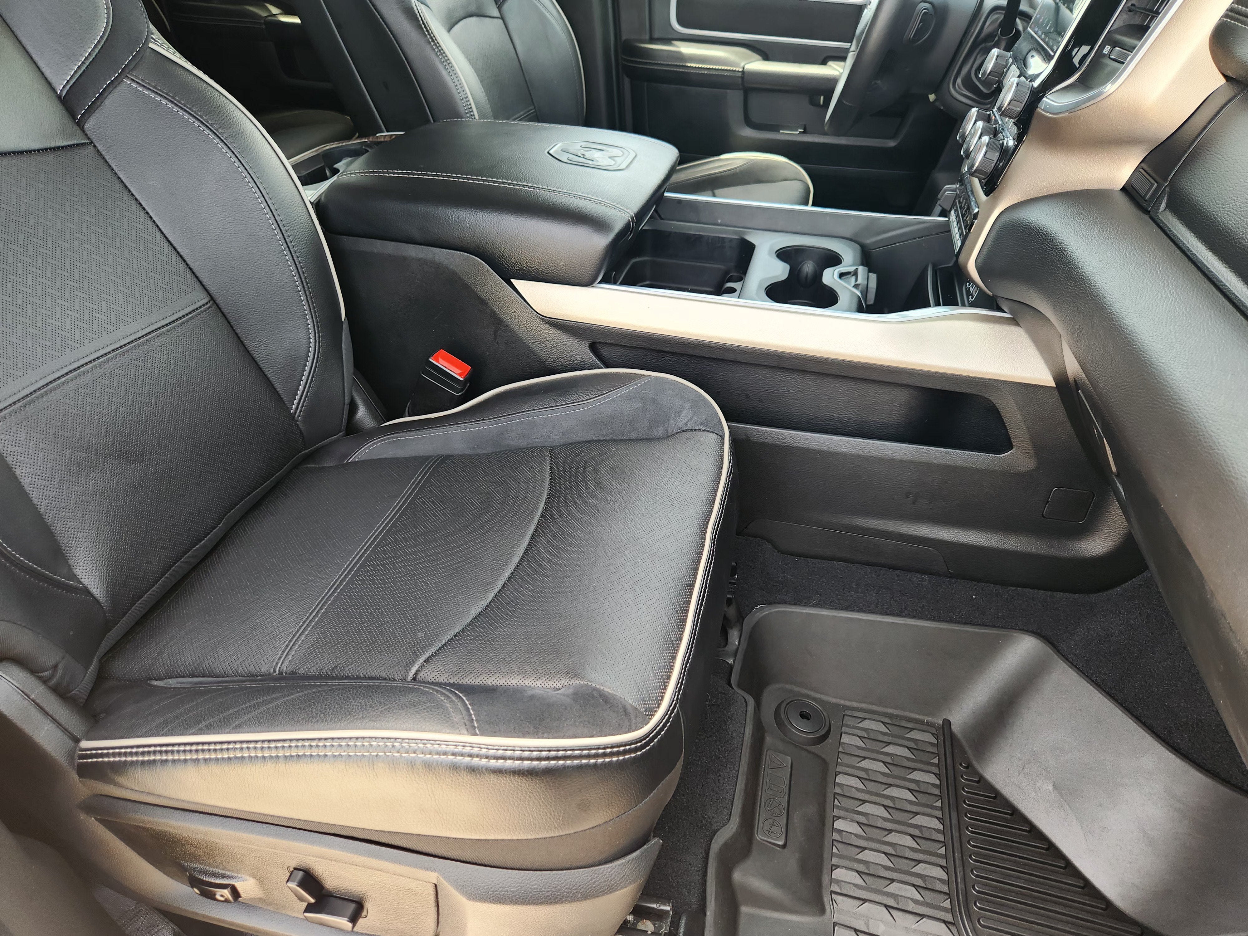 2020 RAM 3500 Laramie Crew Cab 4x4 8' Box