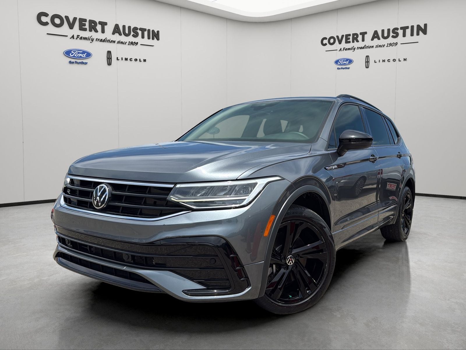 2023 Volkswagen Tiguan 2.0T SE R-Line Black's photo
